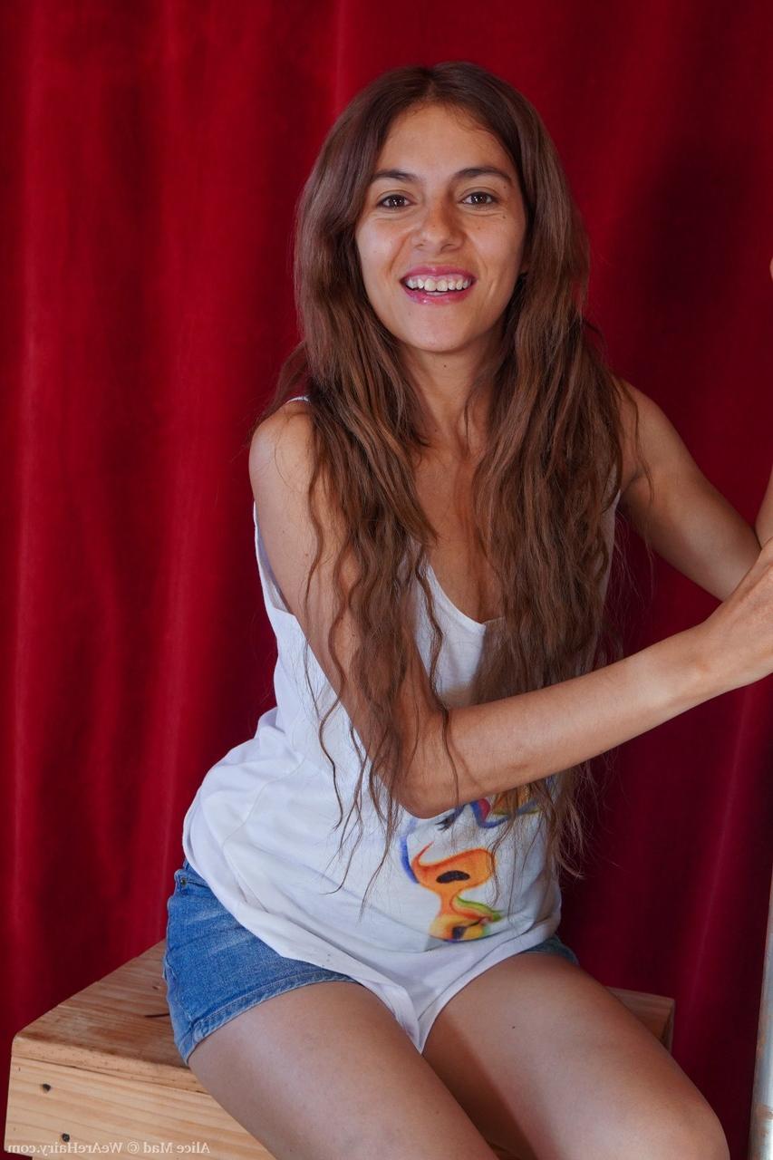 20P A beleza totalmente natural Alice Mad expondo seus peitos minúsculos e buracos peludos