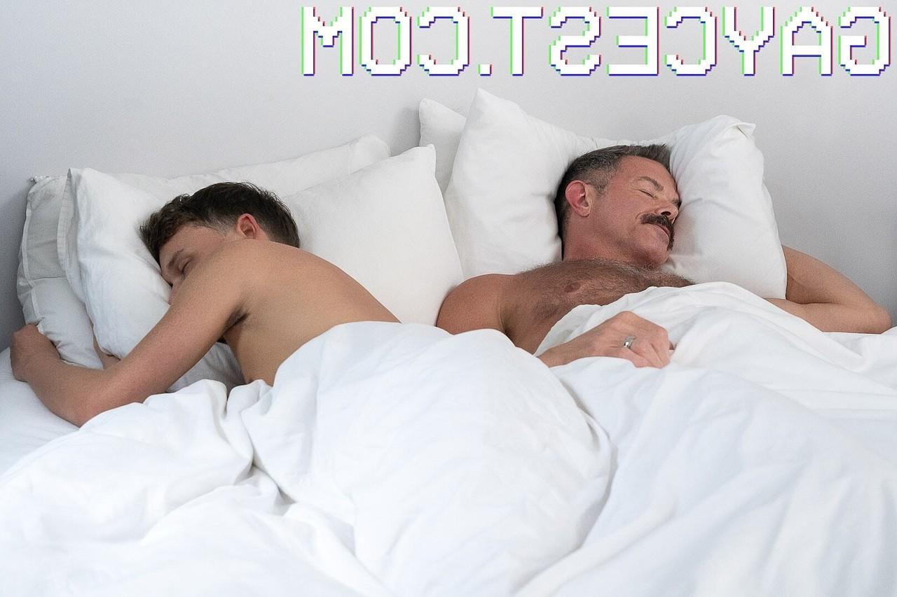 20P Twink cachondo besa a su padrastro peludo y monta su erección gorda en una cama