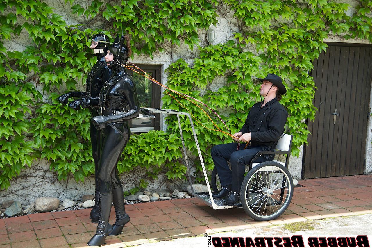 16P Die Ponymädchen Anna Rose und Dutch Dame werden in Latexkleidung gefesselt