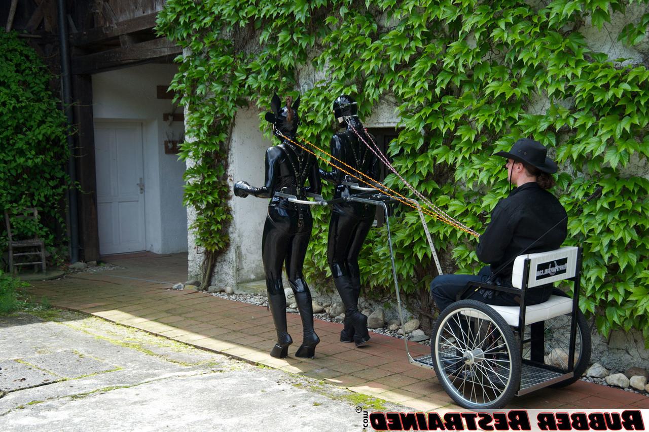 16P Die Ponymädchen Anna Rose und Dutch Dame werden in Latexkleidung gefesselt