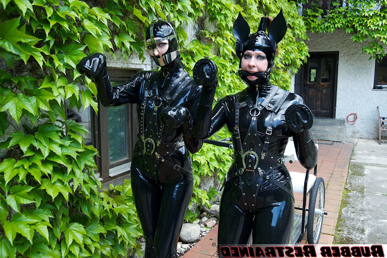 16P Die Ponymädchen Anna Rose und Dutch Dame werden in Latexkleidung gefesselt