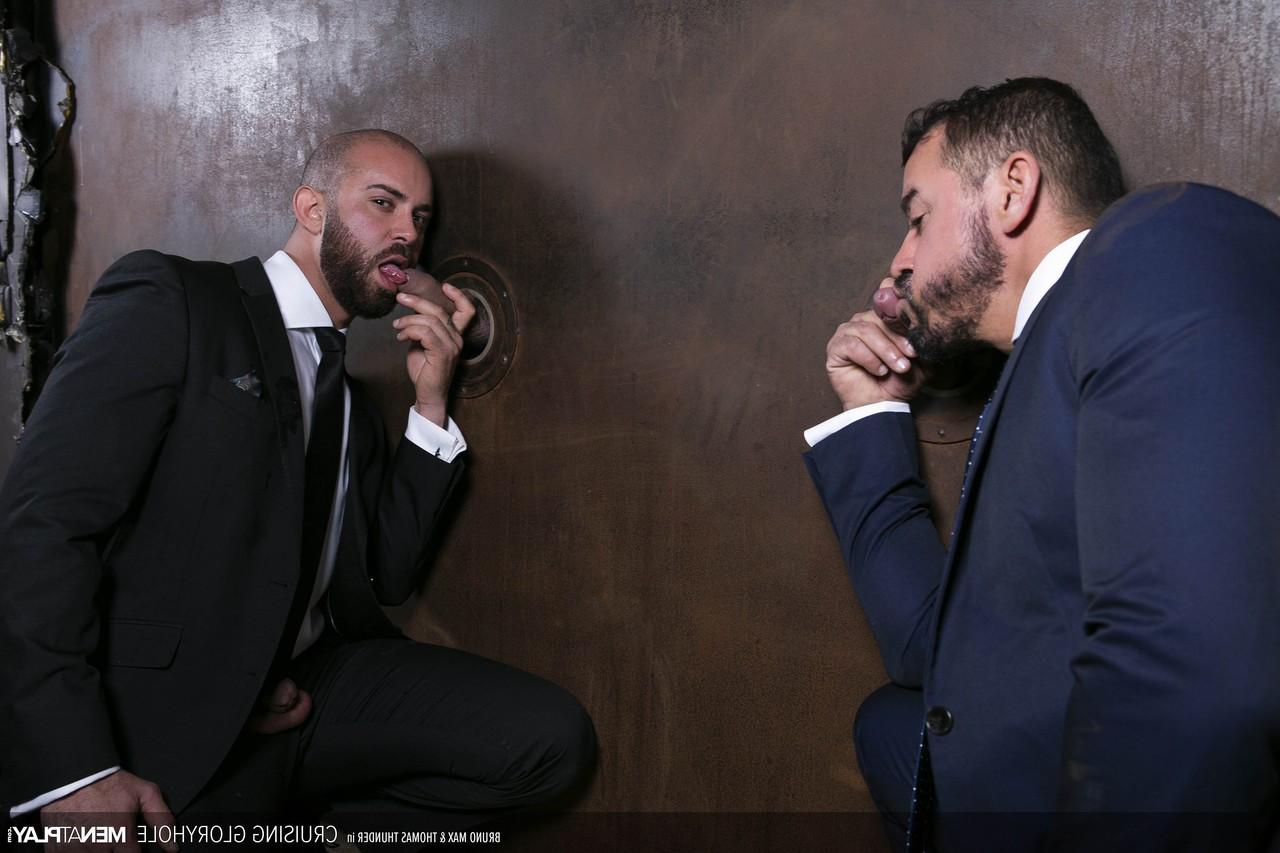 20P Los gays barbudos pervertidos Bruno Max y Thomas Thunder follan duro en el sótano