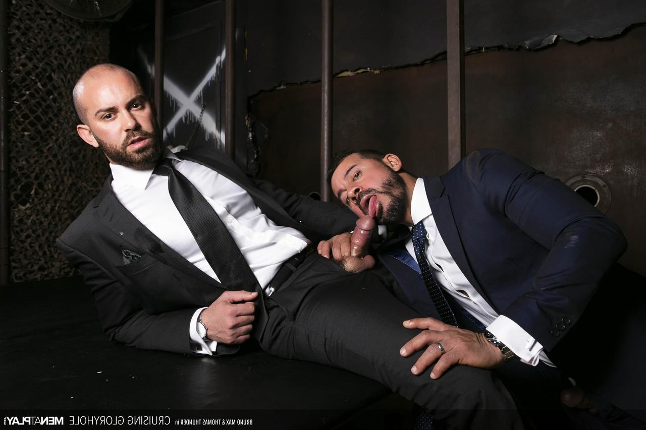 20P Los gays barbudos pervertidos Bruno Max y Thomas Thunder follan duro en el sótano