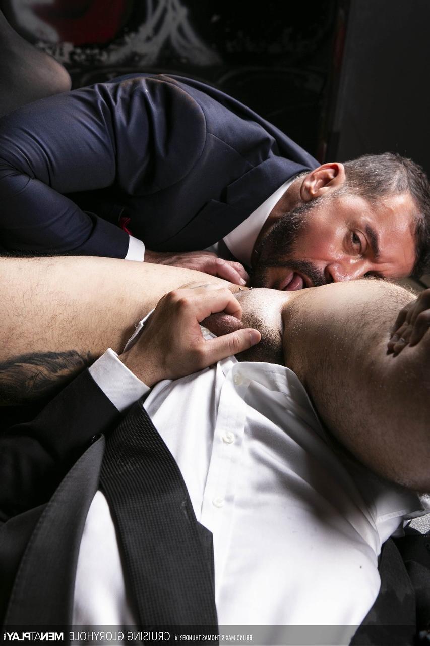 20P Los gays barbudos pervertidos Bruno Max y Thomas Thunder follan duro en el sótano