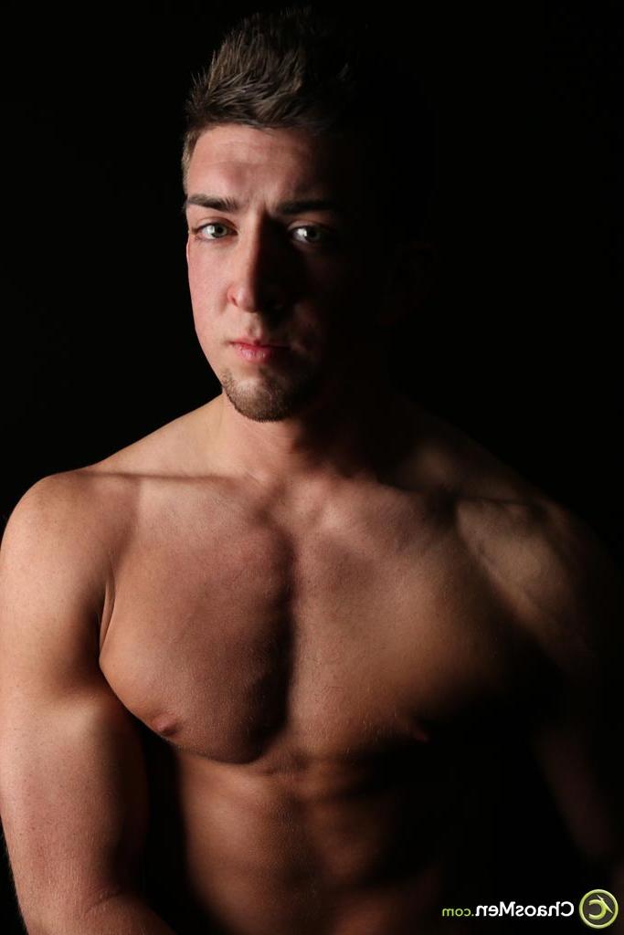 20P El sexy gay Theon se desnuda y muestra su gran polla dura en el sofá
