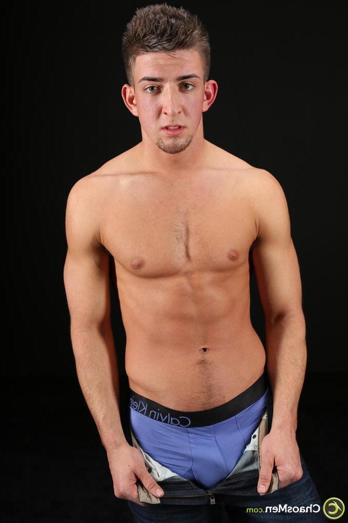20P El sexy gay Theon se desnuda y muestra su gran polla dura en el sofá