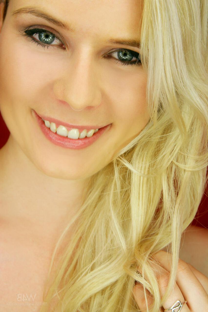 20P La linda rubia Lynn Kross muestra su adorable trasero y se toca el coño
