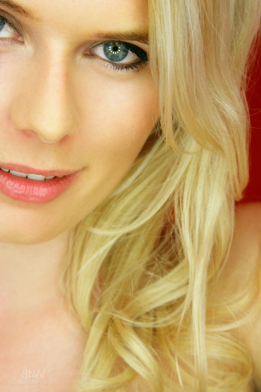 20P La linda rubia Lynn Kross muestra su adorable trasero y se toca el coño