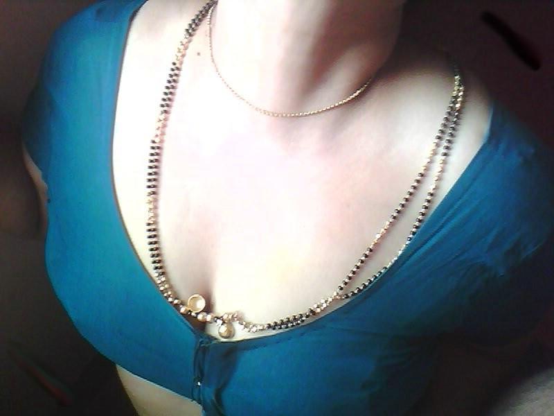 10P Mujer india expone sus tetas naturales mientras hace una mamada en POV