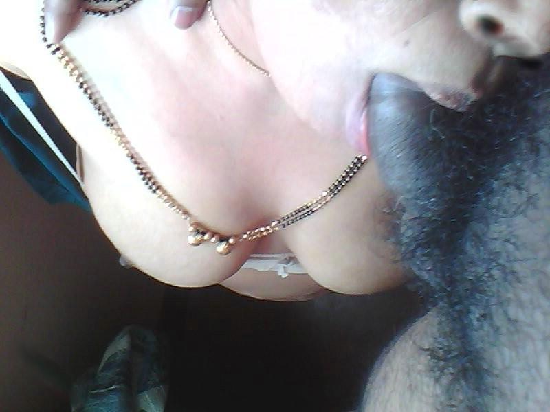 10P Mujer india expone sus tetas naturales mientras hace una mamada en POV