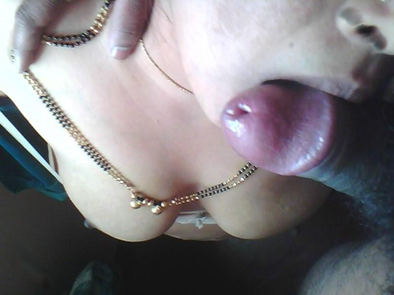 10P Mujer india expone sus tetas naturales mientras hace una mamada en POV
