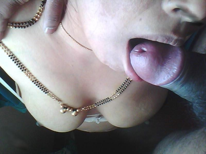 10P Mujer india expone sus tetas naturales mientras hace una mamada en POV