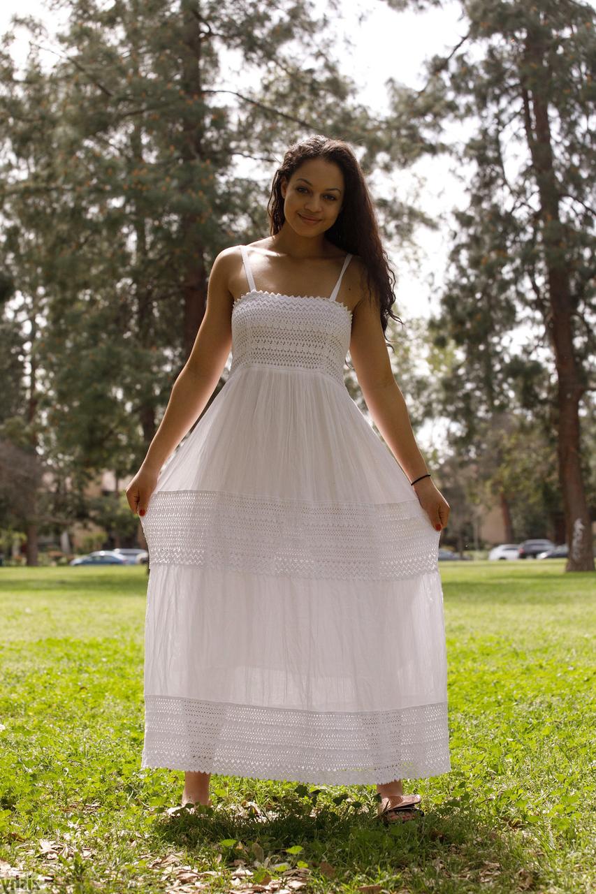 12P Gata amadora em um vestido branco Karissa Kane mostra seu espólio e peitos ao ar livre