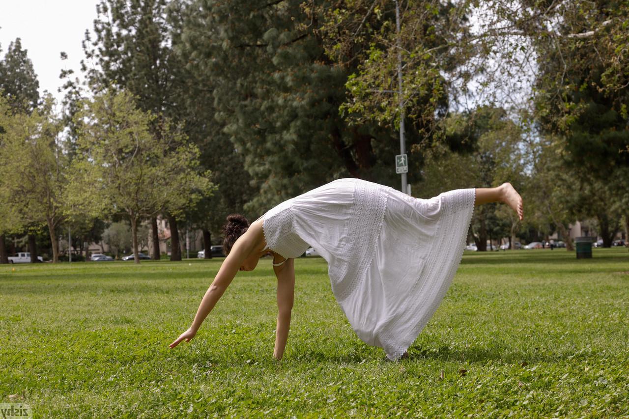12P Gata amadora em um vestido branco Karissa Kane mostra seu espólio e peitos ao ar livre