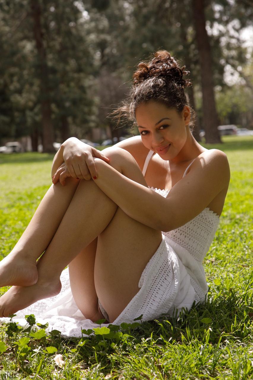 12P Gata amadora em um vestido branco Karissa Kane mostra seu espólio e peitos ao ar livre