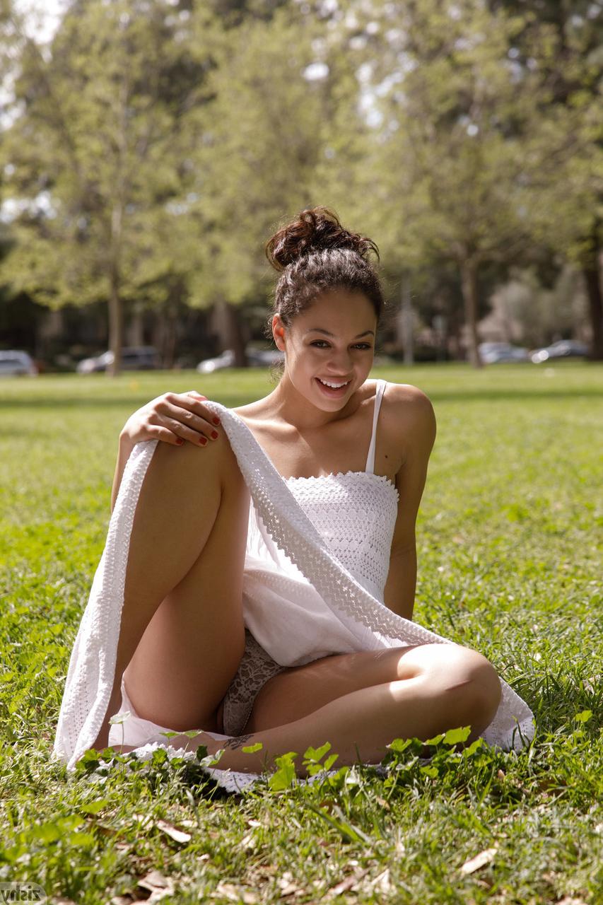 12P Gata amadora em um vestido branco Karissa Kane mostra seu espólio e peitos ao ar livre