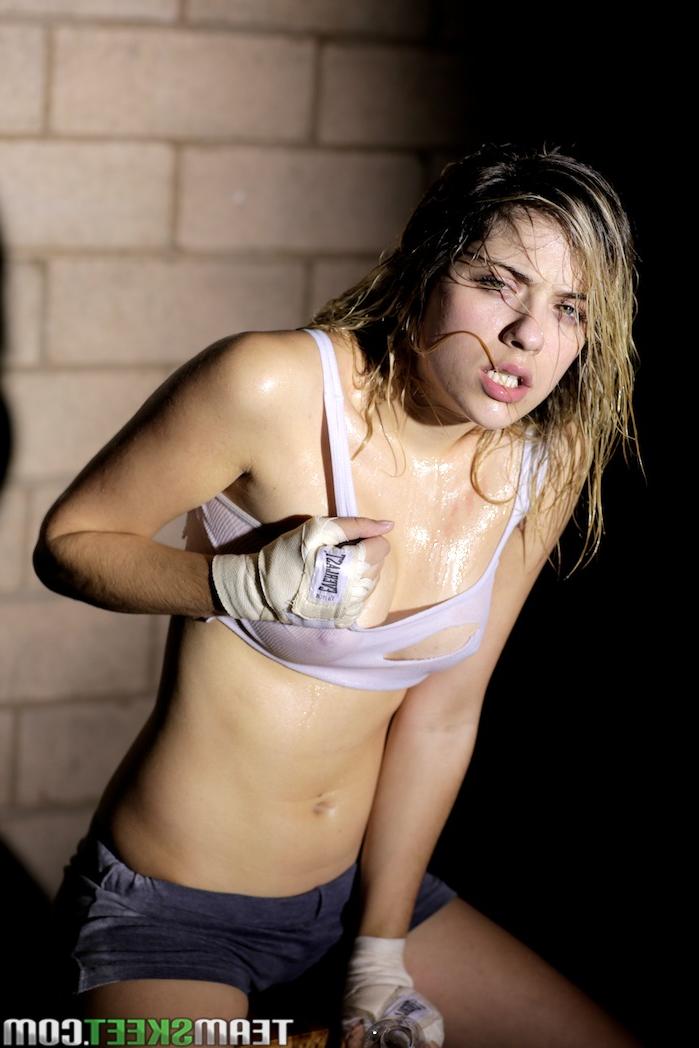 17P La chaude jeune blonde Lia Lor montre ses petits seins mouillés après un entraînement intensif.
