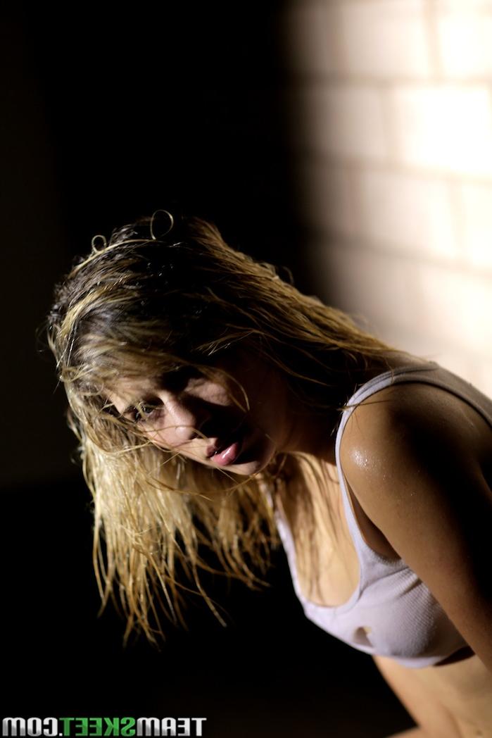 17P La chaude jeune blonde Lia Lor montre ses petits seins mouillés après un entraînement intensif.
