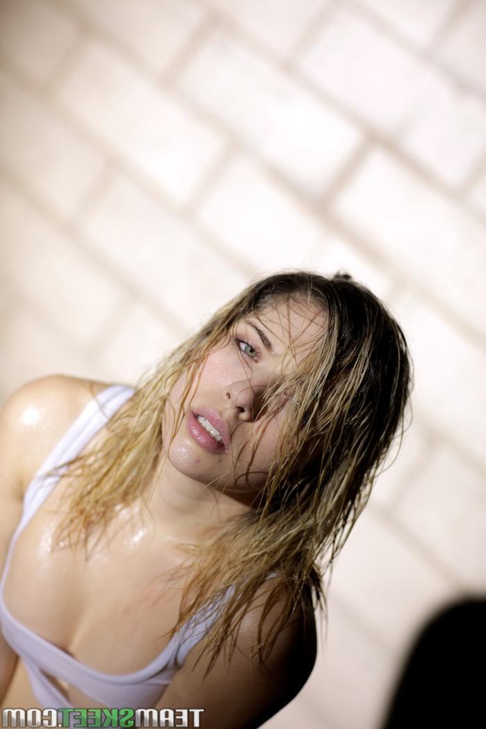 17P La chaude jeune blonde Lia Lor montre ses petits seins mouillés après un entraînement intensif.
