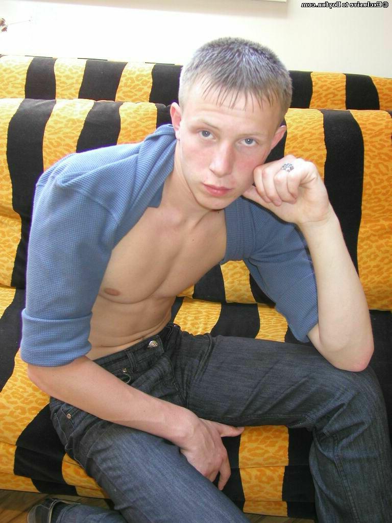 20P O fofo gay Vilius mostra seu corpo magro e sexy, bunda grande e pau