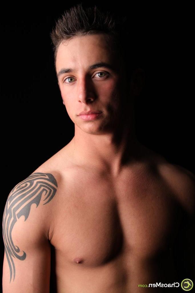 20P El encantador modelo gay Jacob revela su cuerpo caliente y su paquete de abdominales antes de masturbarse