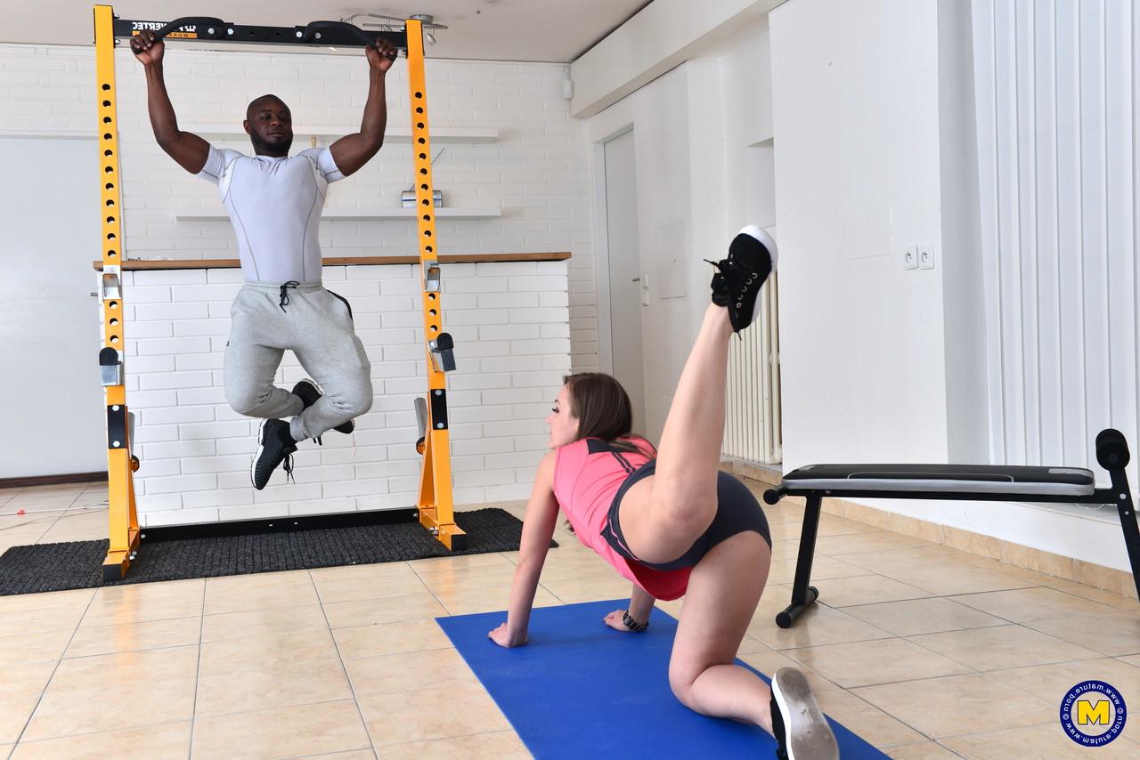 16P Fittes Mädchen drückt nach dem Sex mit ihrem schwarzen Trainingspartner Sperma aus ihrem Mund