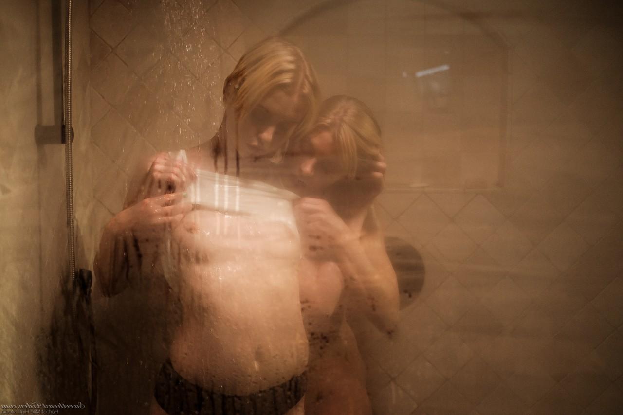 15P As lésbicas adolescentes Serene Siren e Chloe Cherry fazem sexo durante o banho