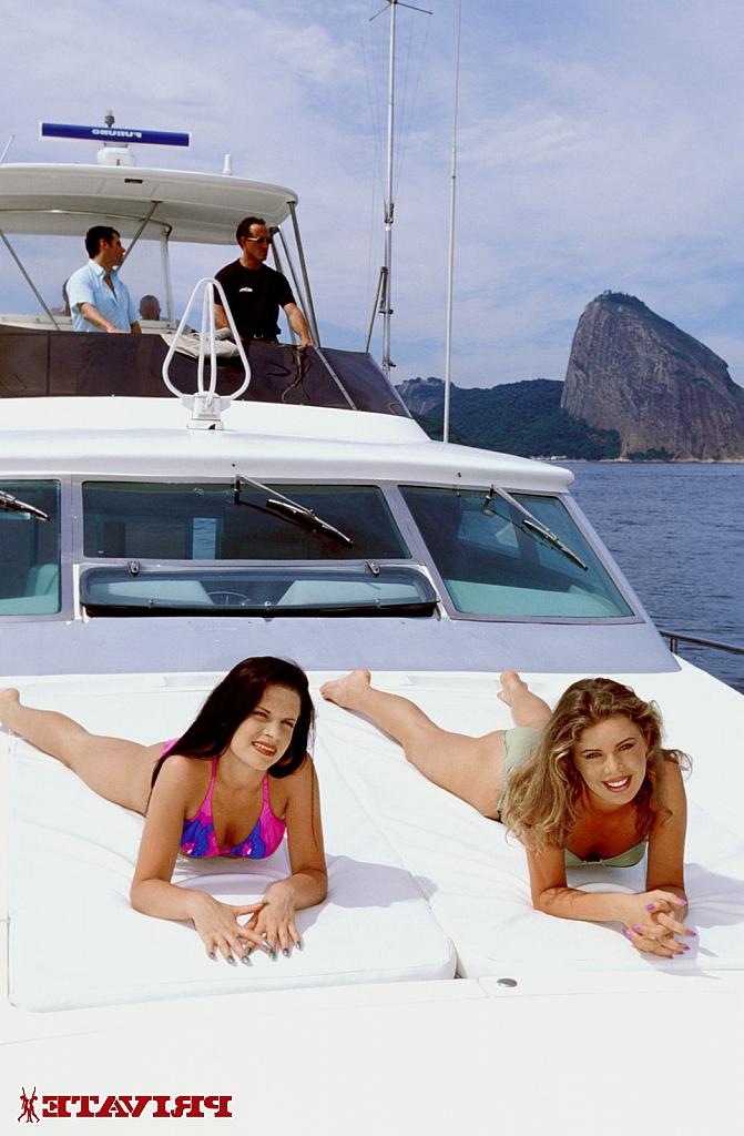 13P Les stars du porno européennes Ines et Yelena Schieffer partagent une tige rigide sur un yacht.