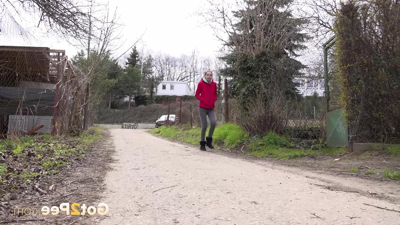 15P A ruiva Mistica se agacha para fazer xixi ao lado de uma estrada de terra em UGGs