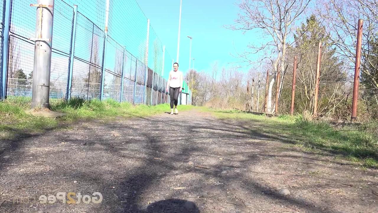 15P La mujer caucásica Valentina Ross se baja las mallas para orinar en un camino