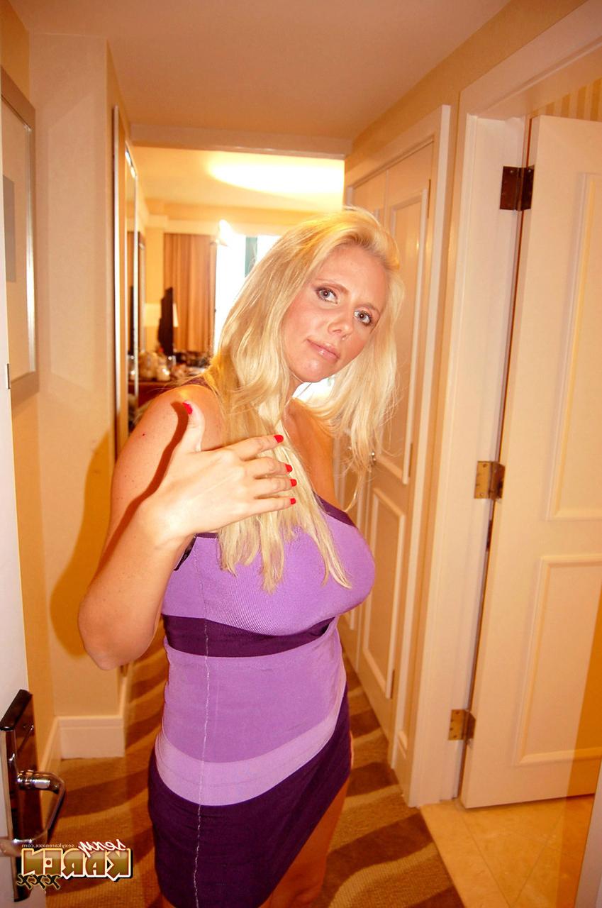 16P Loira peituda MILF Karen Fisher participa de uma foda POV