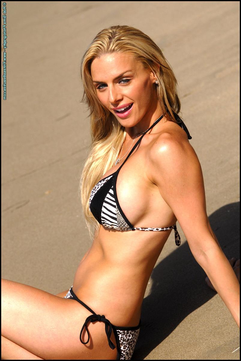 15P La chaude blonde Melissa Reed enlève son haut de bikini de manière tentante.