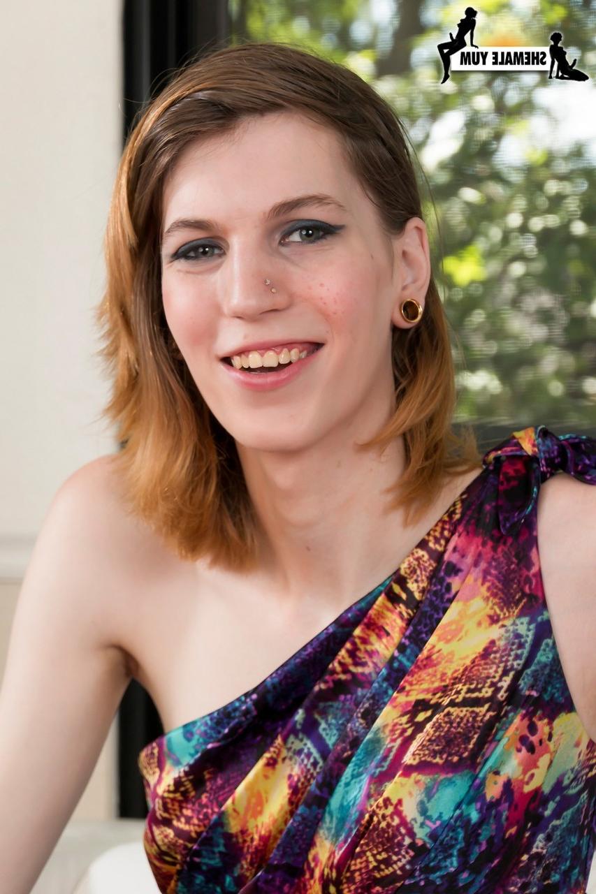 16P A travesti magrinha Freya Wynn fica completamente nua e sacode o pau ereto