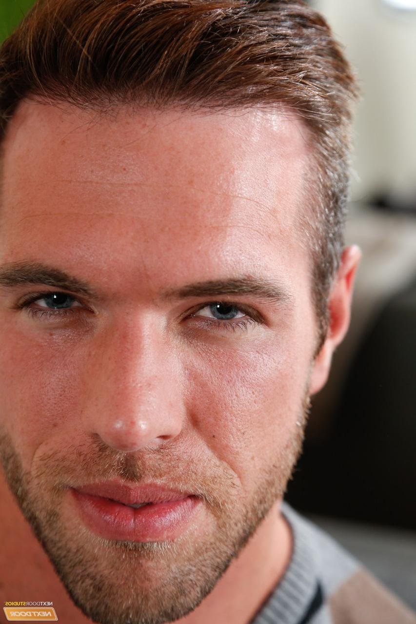 20P O cara gay forte Conan McGuire beija e fode o peludo Alex Mecum