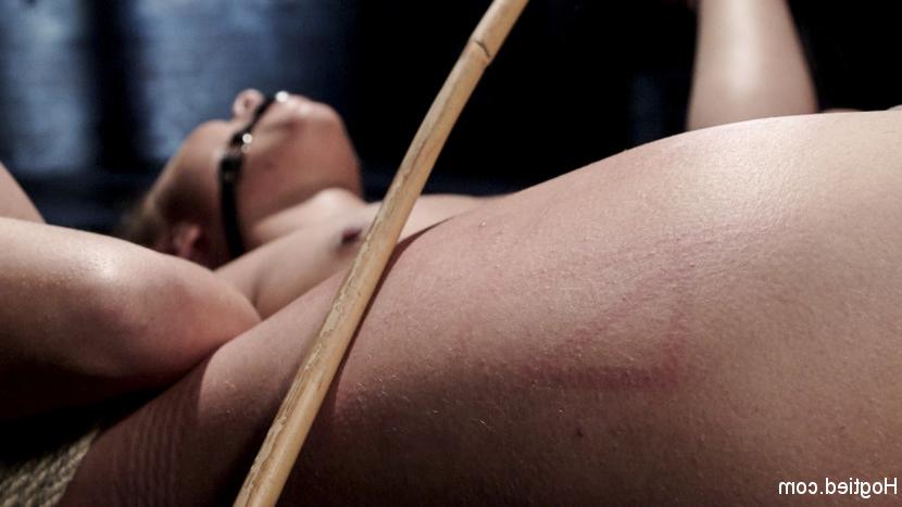 15P Petite fille est suspendue par des cordes avant d'être punie et masturbée