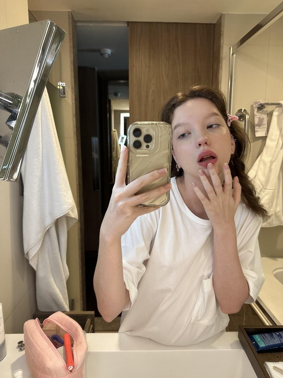 13P Sweety Nikky, gata totalmente natural do OnlyFans, posando em sua compilação de verão