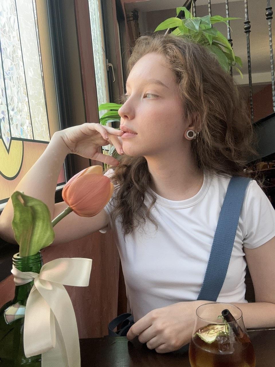 13P Sweety Nikky, gata totalmente natural do OnlyFans, posando em sua compilação de verão