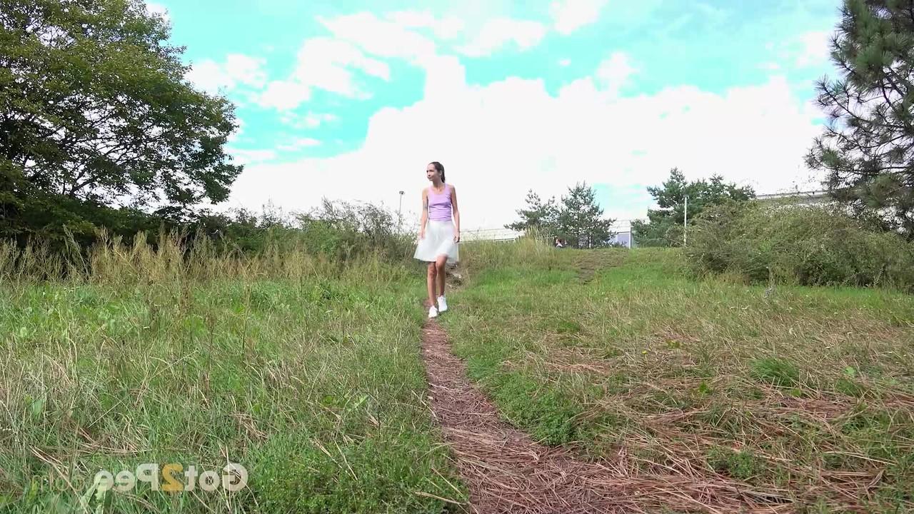 15P A garota magra Mistika mija em uma trilha enquanto caminha pelo campo