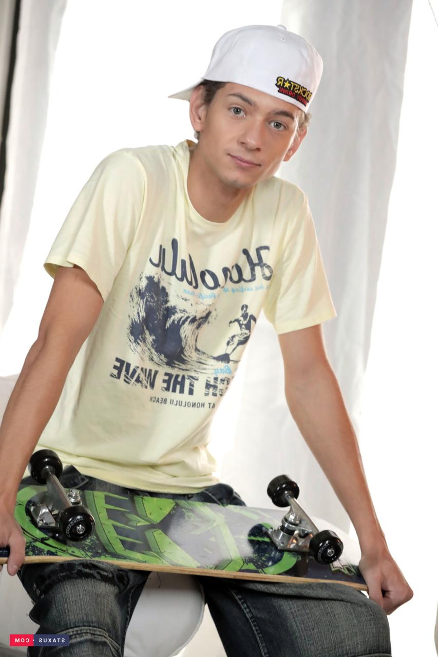 15P Garotos gays magros Robin Rhea e Charlie Keller gostam de sexo anal selvagem