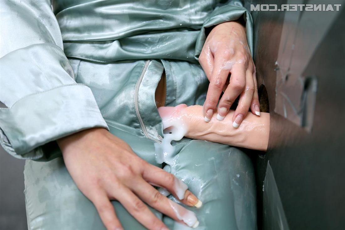 14P Blondes Mädchen mit Dauerwelle wird an einem Gloryhole mit Sperma übergossen
