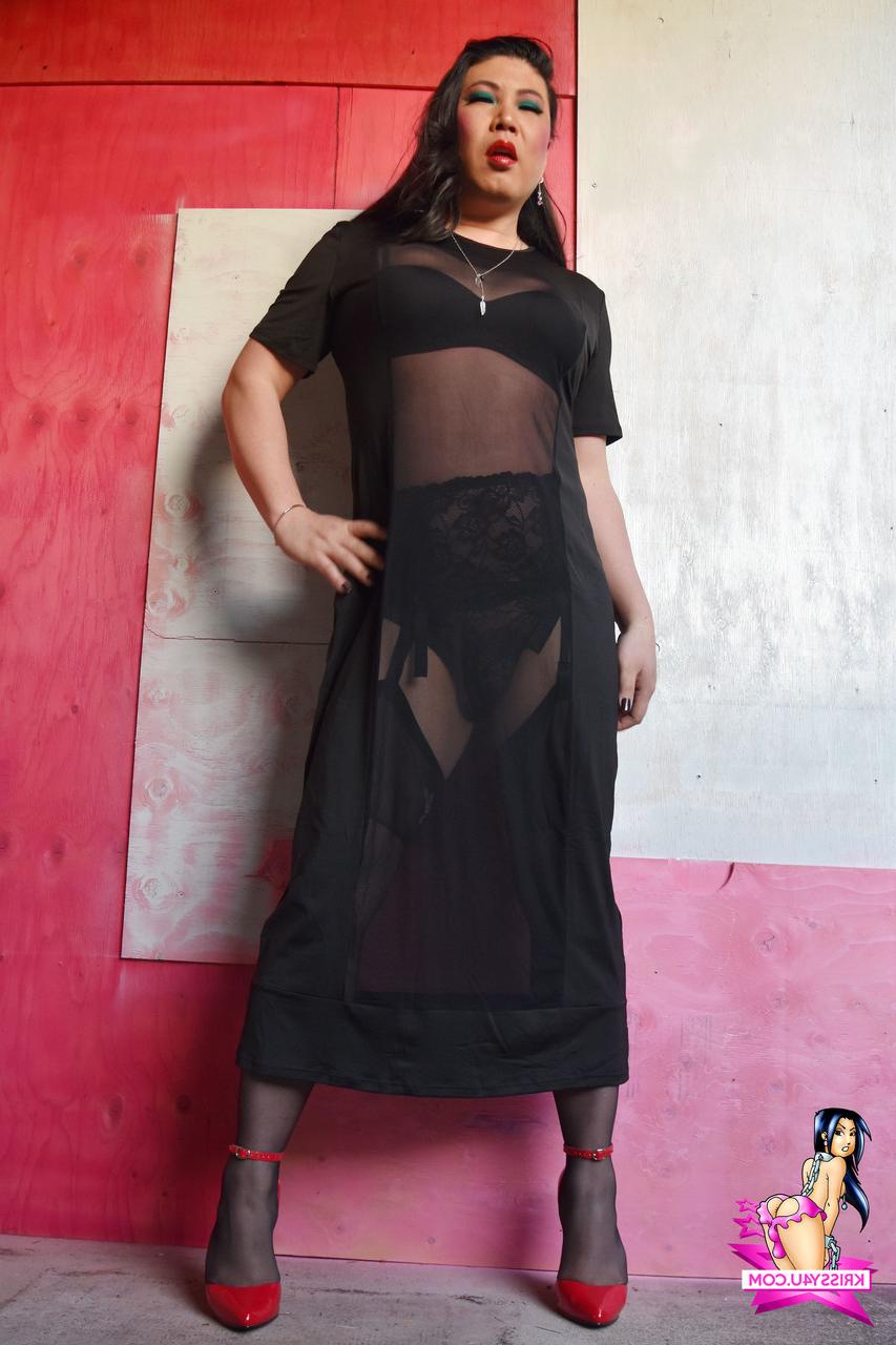 16P Travesti gordinha brinca em lingerie preta e salto alto ao ar livre
