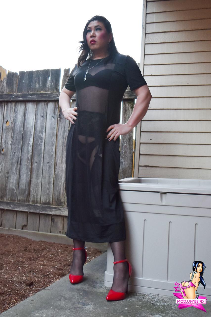 16P Travesti gordinha brinca em lingerie preta e salto alto ao ar livre
