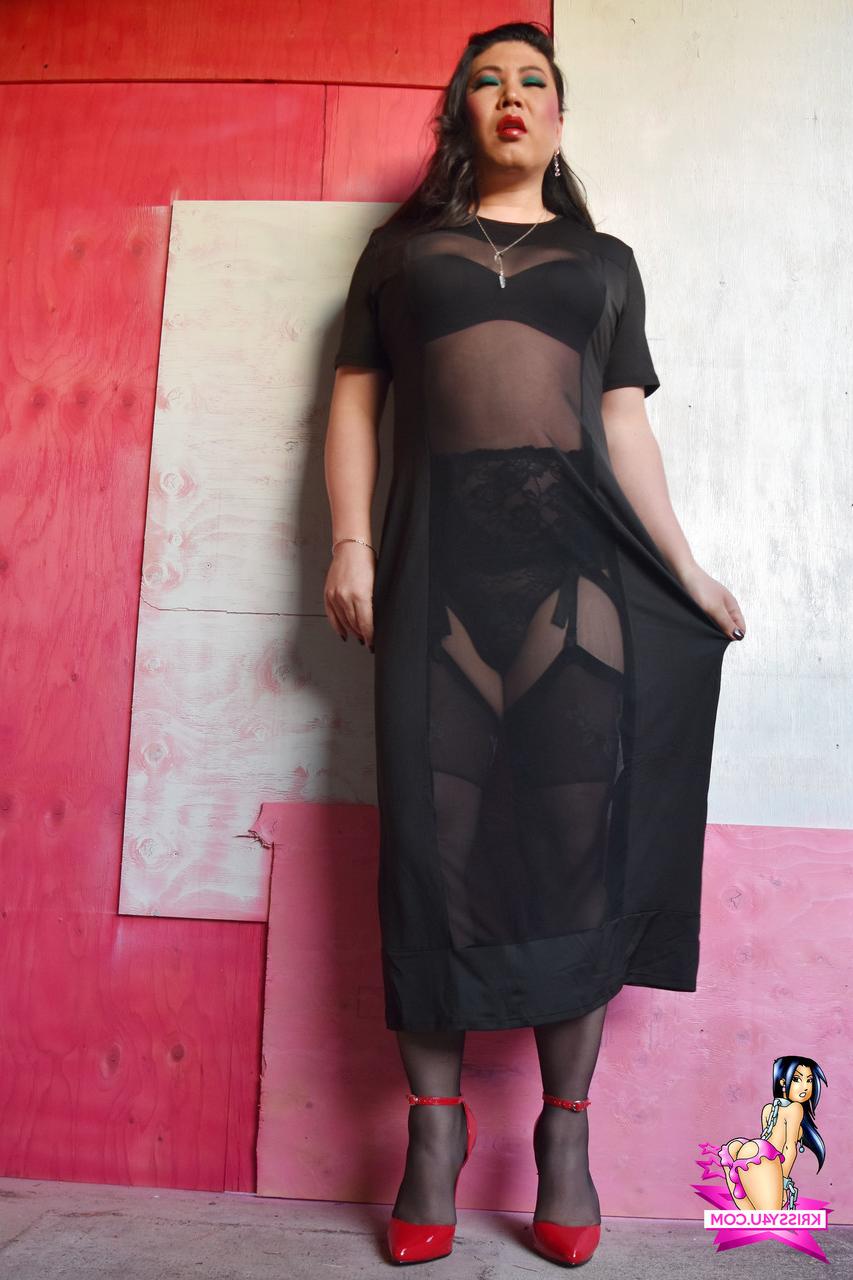 16P Travesti gordinha brinca em lingerie preta e salto alto ao ar livre