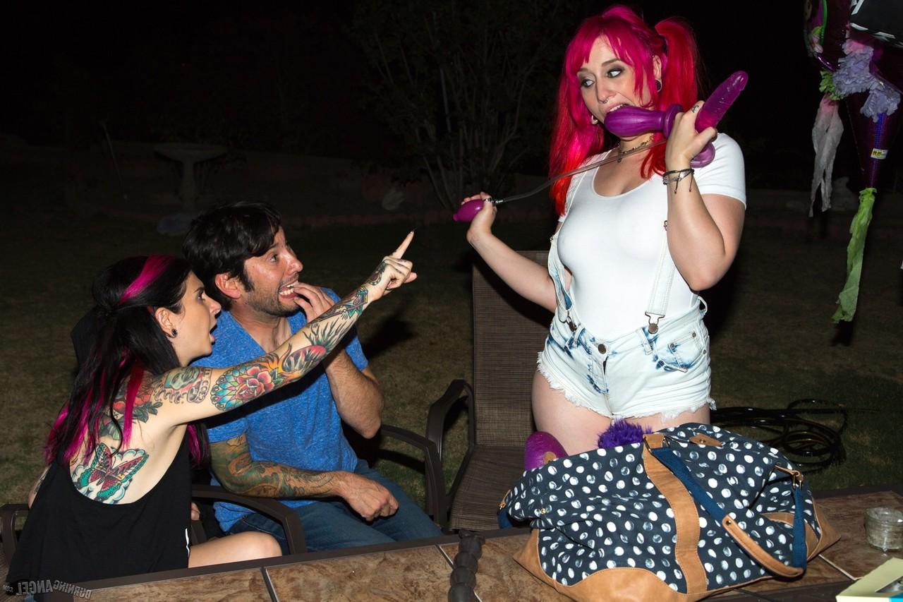 16P A estrela pornográfica ruiva gordinha Proxy Paige levando uma vara gorda bem fundo em sua bunda apertada