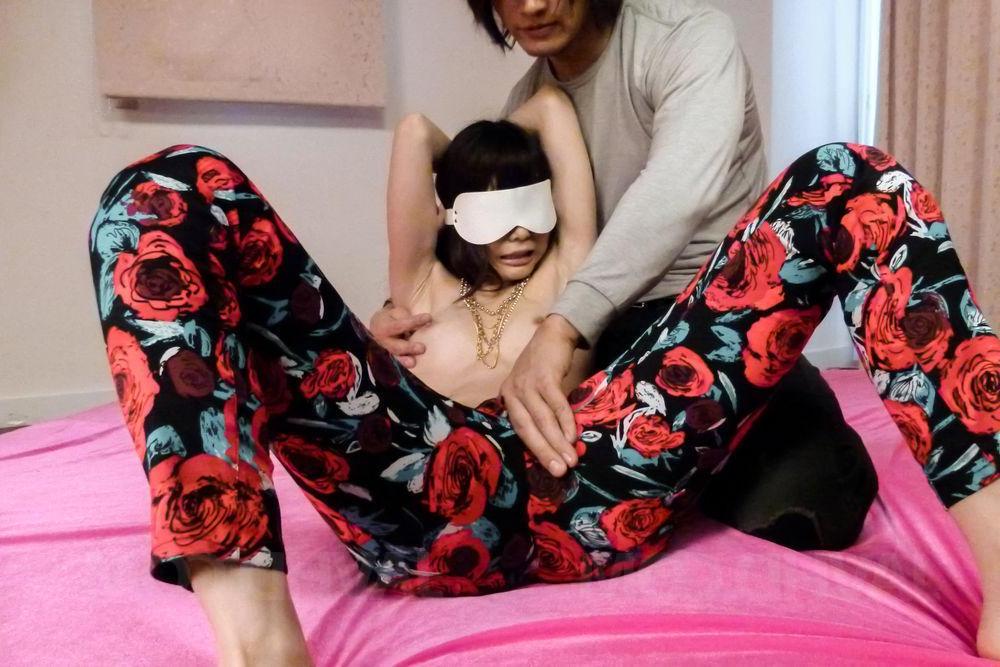 15P A japonesa Megumi Shino perde a venda durante o sexo durante a menstruação