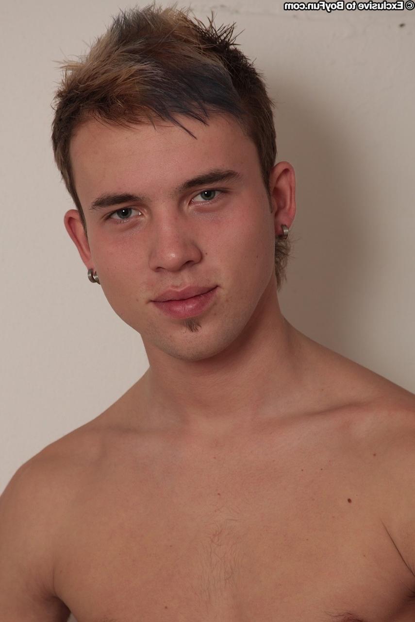 20P Le beau jeune gay Albert montre de près sa belle bite non coupée