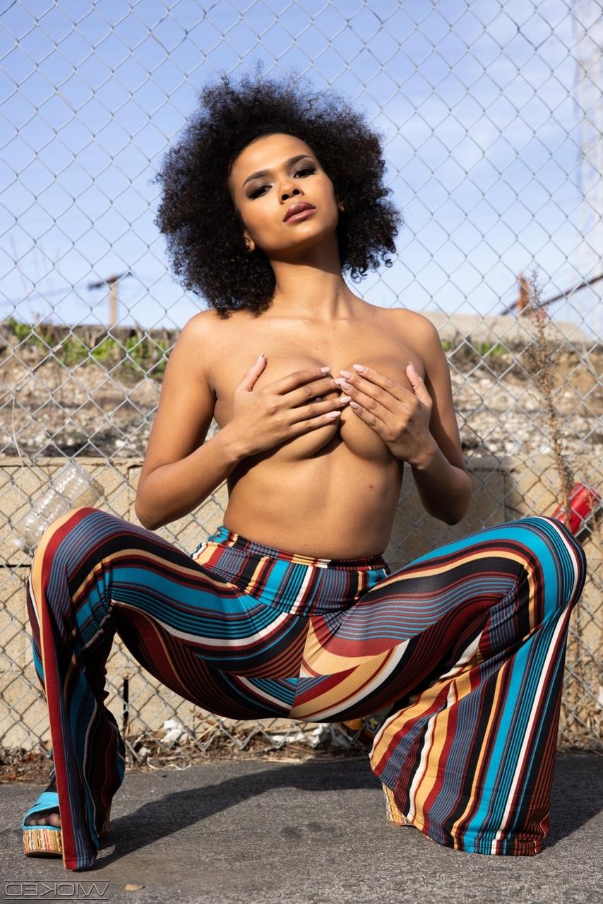 15P A adolescente negra Alina Ali ostenta cabelos grandes enquanto faz sexo com meia-calça sem virilha