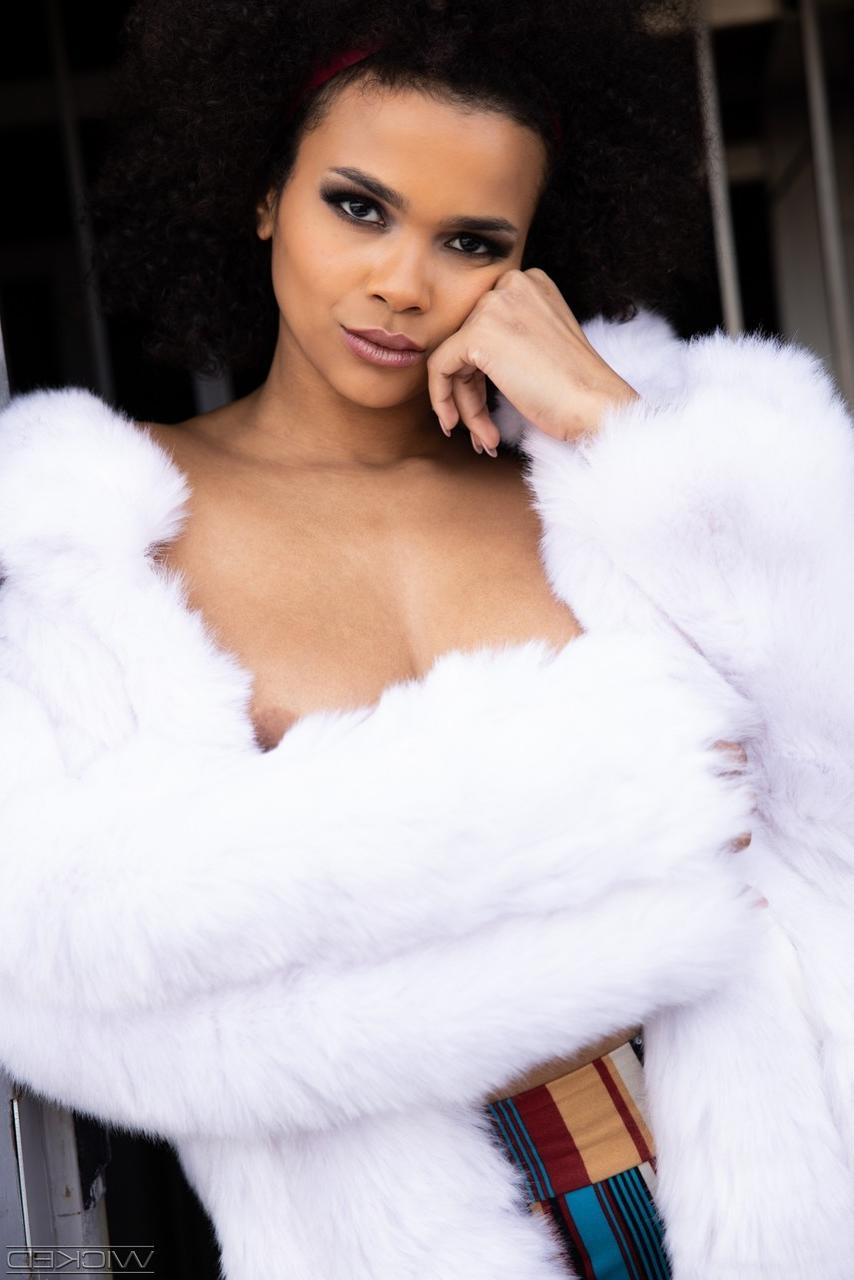 15P A adolescente negra Alina Ali ostenta cabelos grandes enquanto faz sexo com meia-calça sem virilha