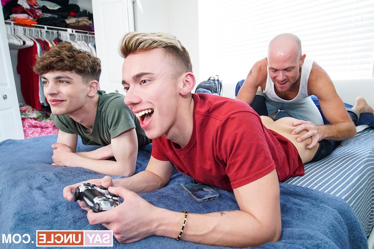 9P Der gut bestückte Schwule Jake Lawrence hat in einem Dreier Doggystyle-Analsex mit heißen Schnuckeln