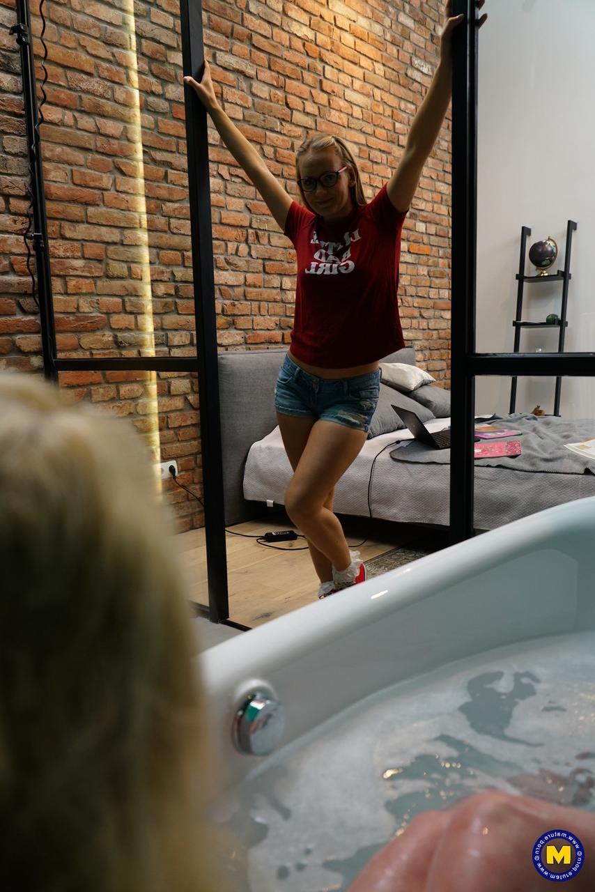 20P Suzie Stone, enseignante mature et sexy, se fait sucer la chatte par l'étudiante lesbienne Karis.
